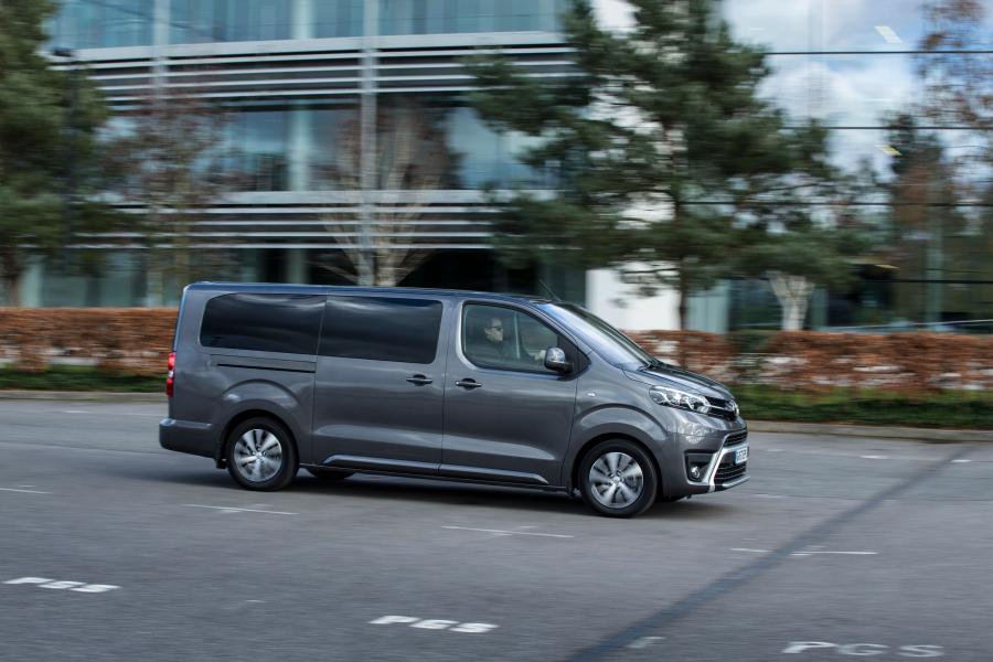  Toyota ProAce Verso VIP 2018 года  (UK) (фото 22 из 30)